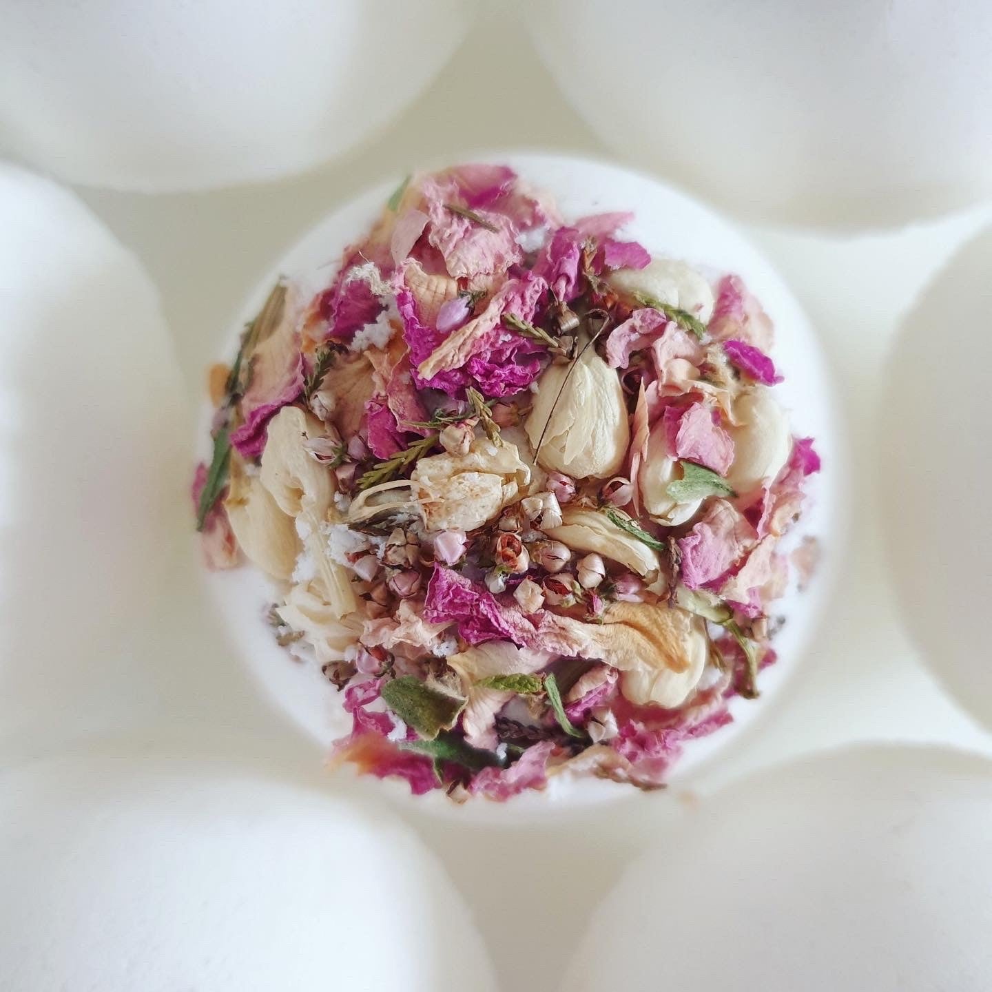 Posy Secret Bath Bomb for emotional balance with geranium, maritime pine and ylang-ylang essential oils. It holds a hidden message inside and handmade by The Eden Collections.