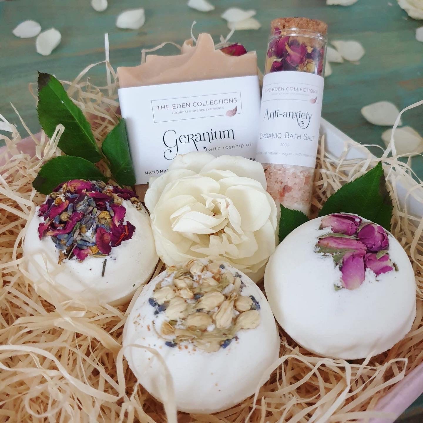 Gift Box with 3x bath bombs 1x soap 1x 65 bath salt